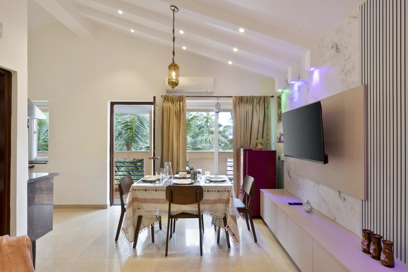 Dining with palm view